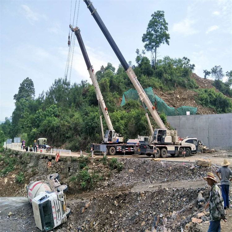 大埔汽车掉沟里叫吊车救援要多少钱